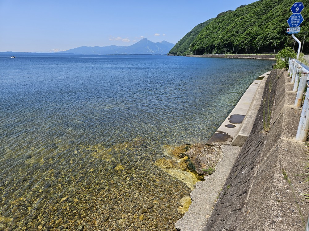 透明な水の猪苗代湖で湖水浴