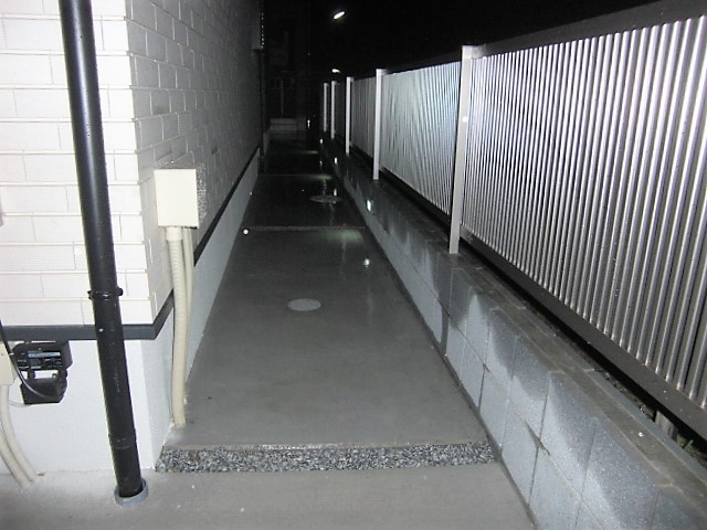 足元と正面からライトアップ