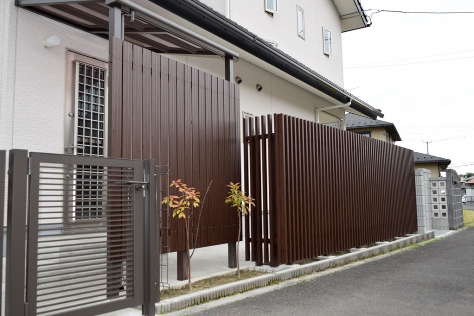 白壁に千本格子で和モダン・福島県郡山市