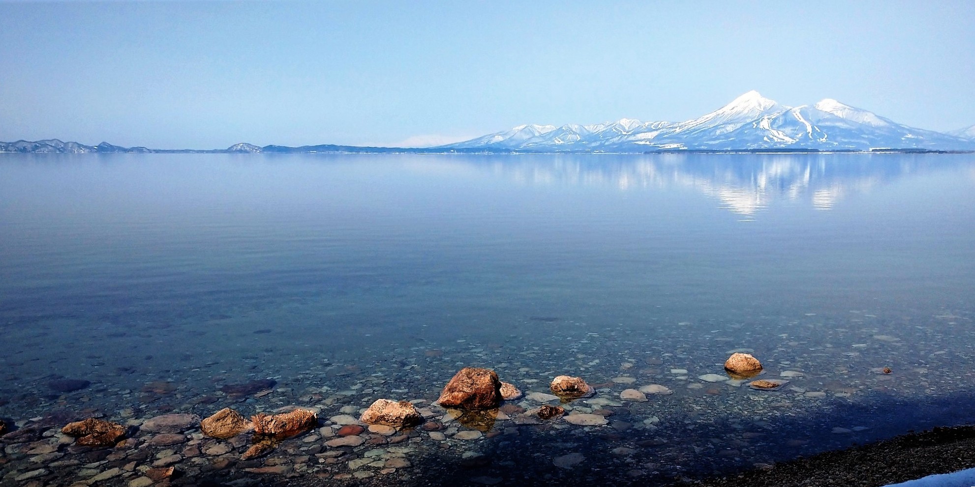 綺麗な水と雪景色