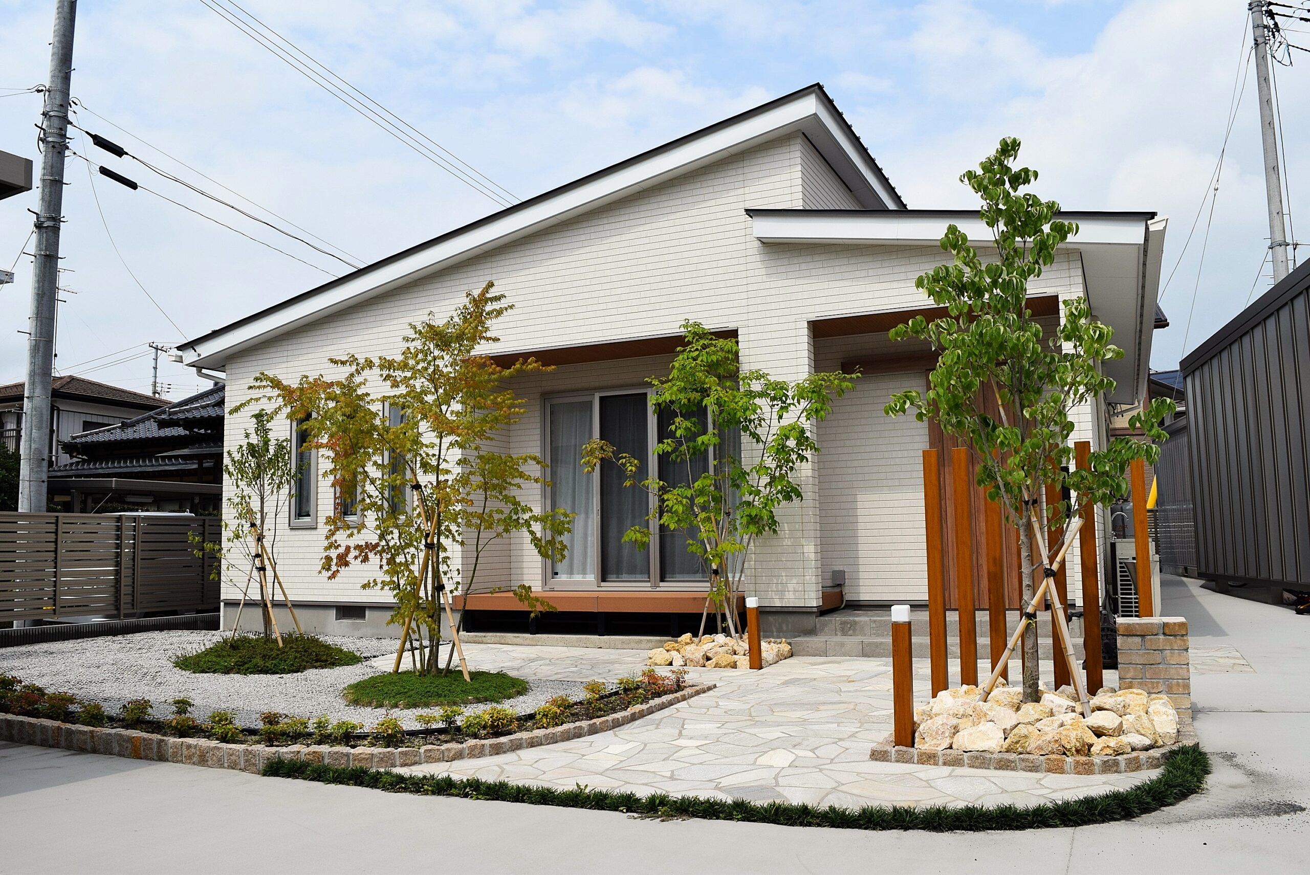 シンボルツリーと大理石