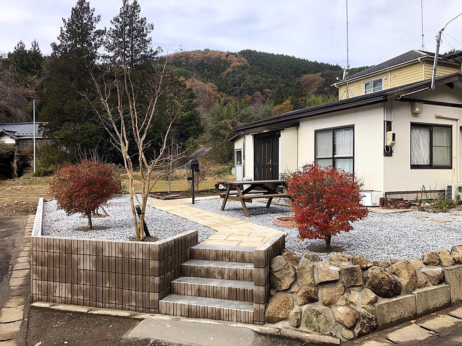 土留め・除草・防草してアプローチ施工