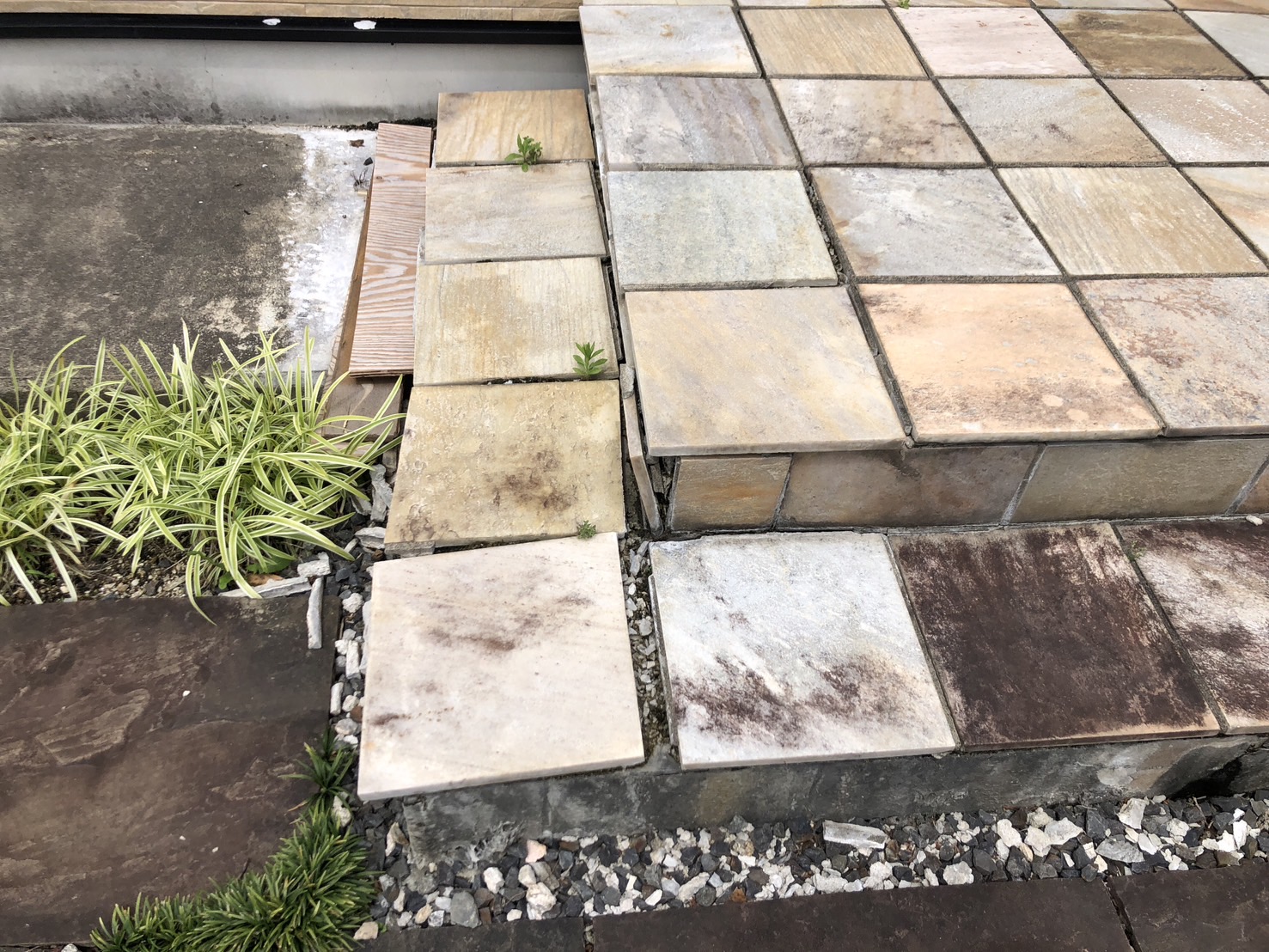 デッキタイルが剝がれて