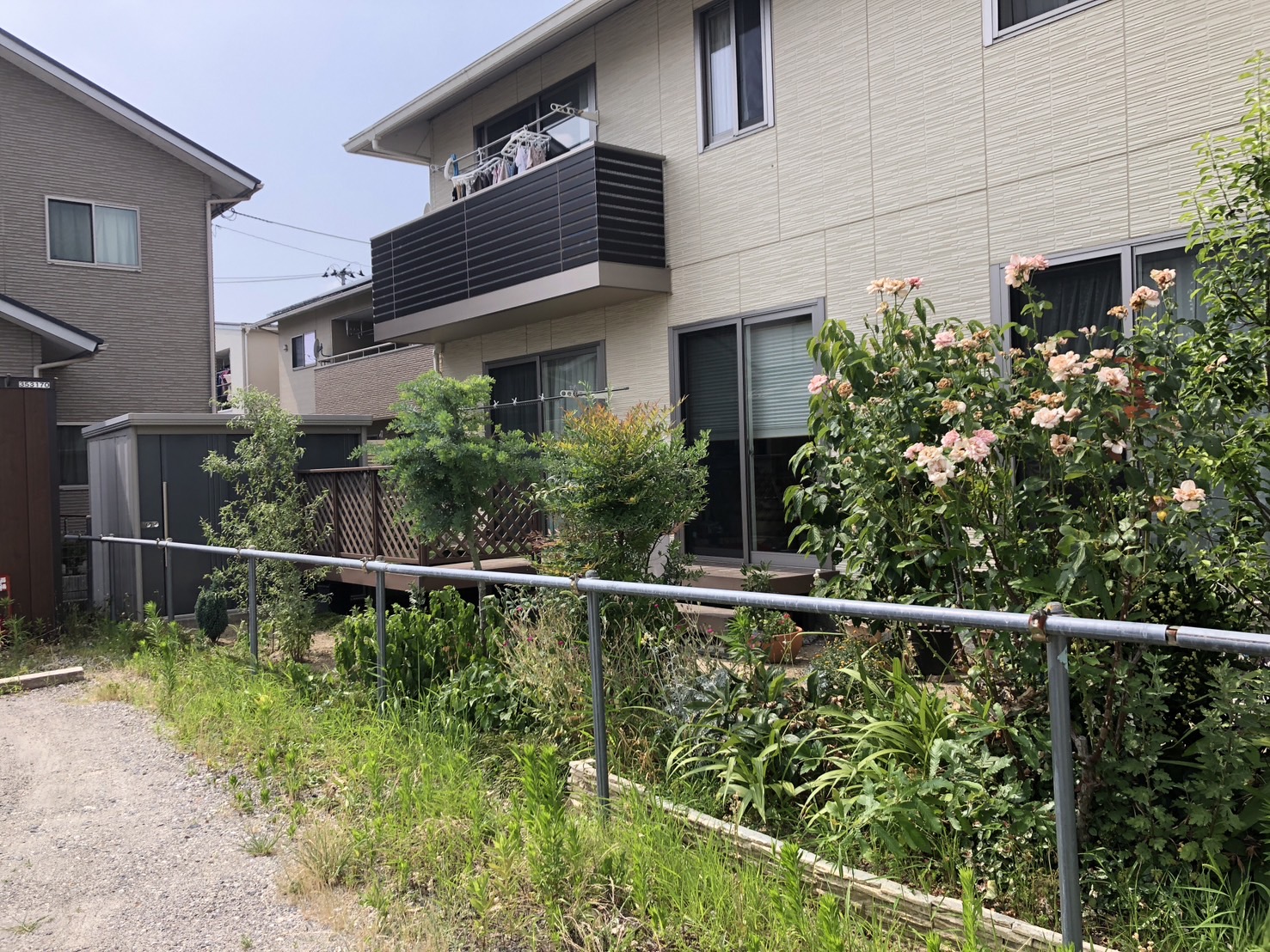 お隣と境界、目隠しがない状態