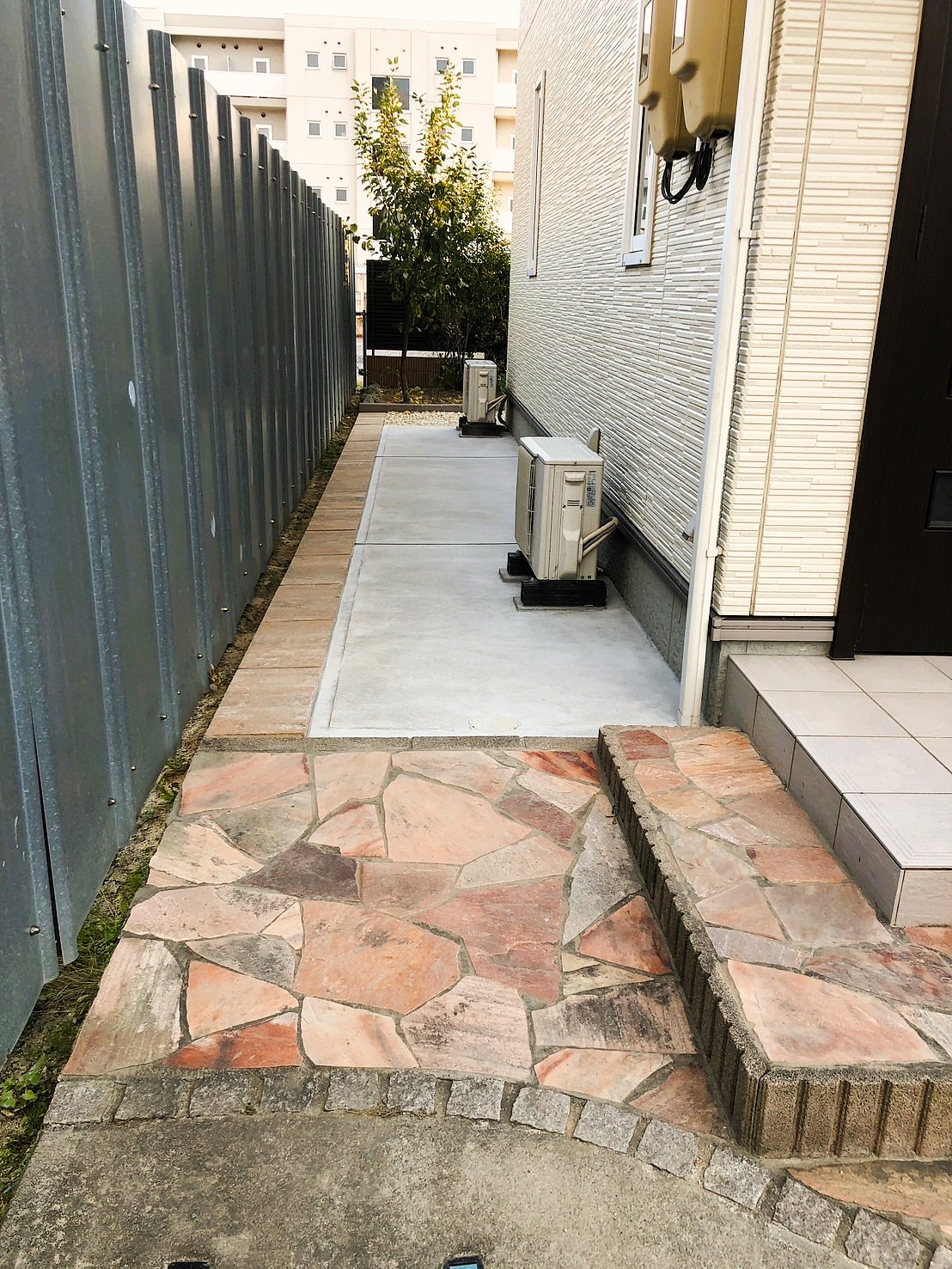 玄関から建物周り