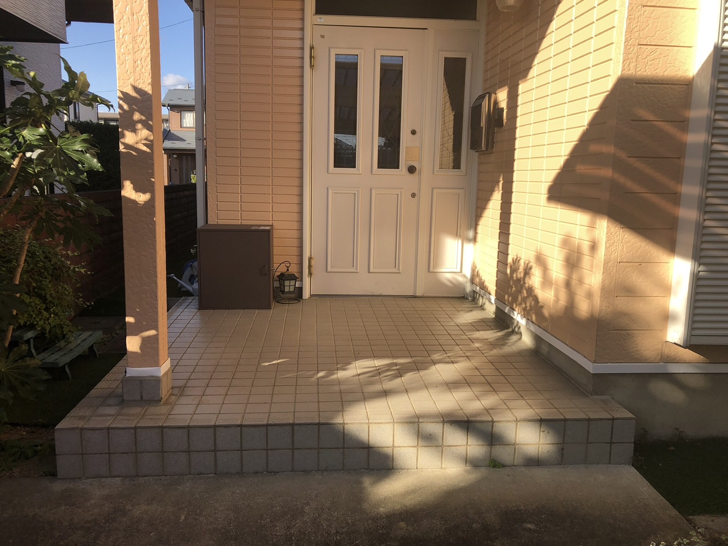 玄関ポーチの滑り易いタイル